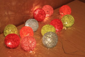 Glowing garland with balls of yarn 14