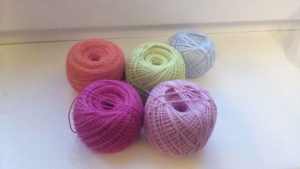 Glowing garland with balls of yarn 7