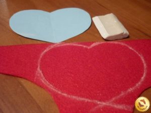 Valentine made of felt with their hands 7