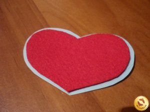 Valentine made of felt with their hands 8