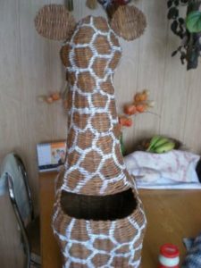 giraffe from newspaper tubes 18